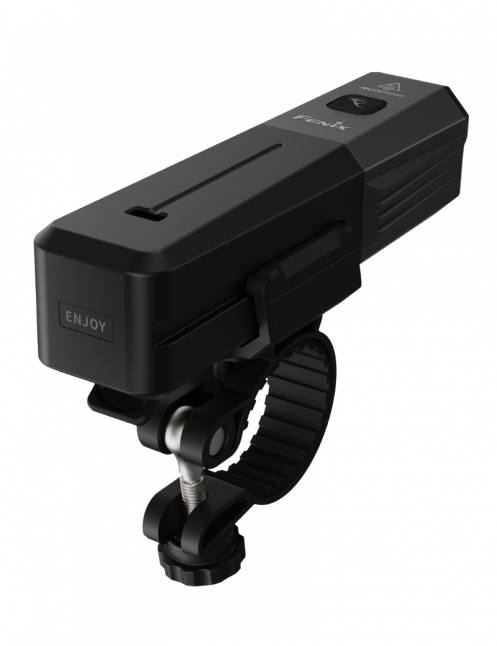 La Fenix BC22R est une lampe de vélo de route rechargeable haute perfo